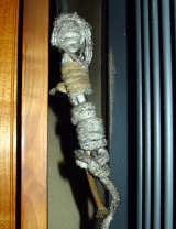 cordon enroulé autour d'un câble électrique pour l'isoler de la chaleur d'un radiateur